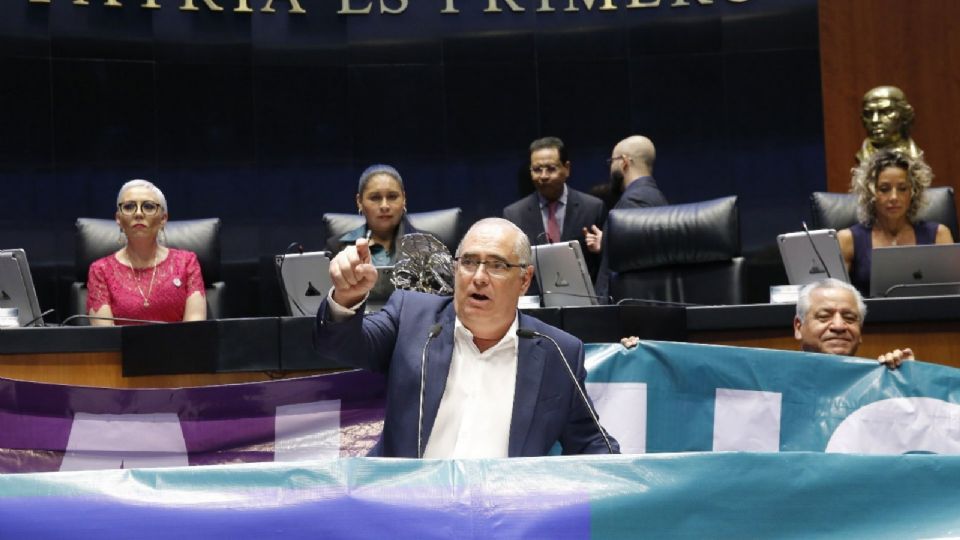 El grupo parlamentario del PAN en el Senado, encabezado por su coordinador, Julen Rementería, tomaron la tribuna de la Cámara Alta exigiendo la designación de los consejeros faltantes del INAI