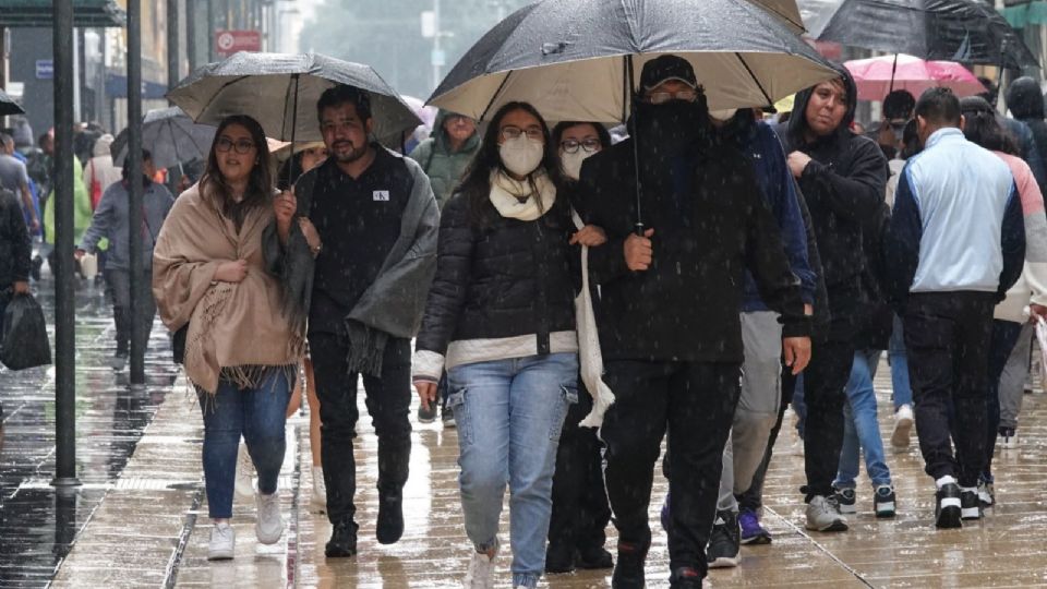 Se registran bajas temperaturas y precipitaciones ligeras en el centro de la ciudad.