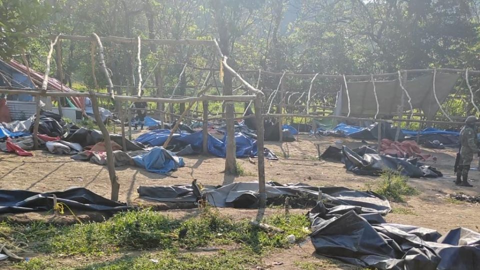 Descubren campamento migrante clandestino que estaba escondido en una carretera de Chiapas.