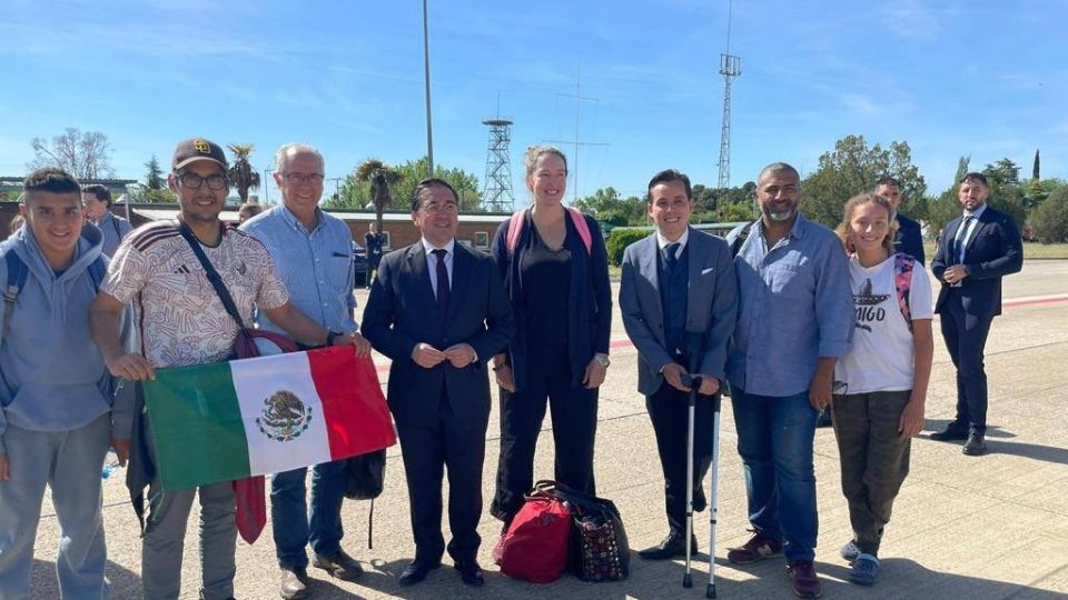 Los mexicanos presumen la bandera al llegar a Madrid