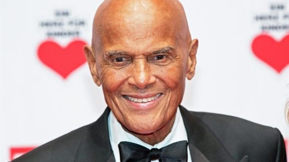 El cantante y activista, Harry Belafonte, muere a los 96 años en EU.