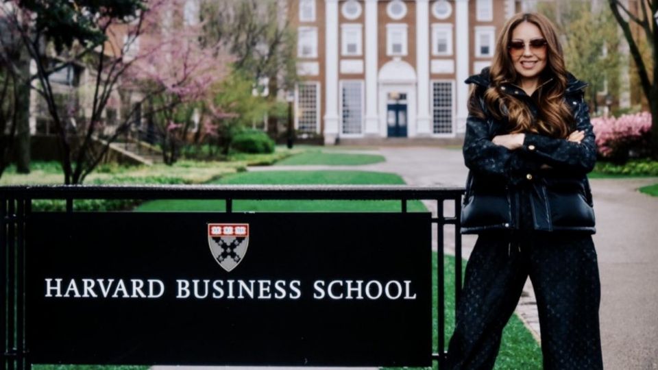 La cantante posó con orgullo en el campus.