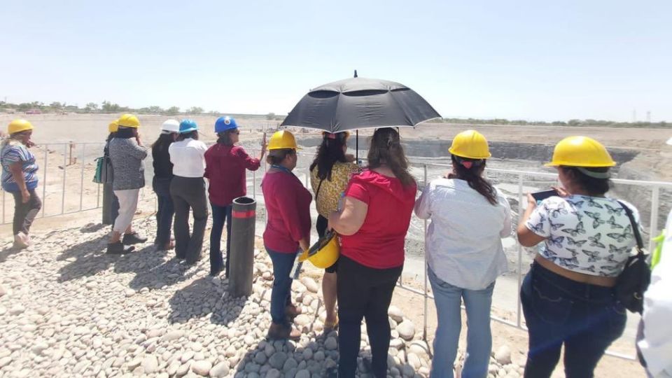 La titular de Protección Civil, se reunió con familiares de mineros atrapados.