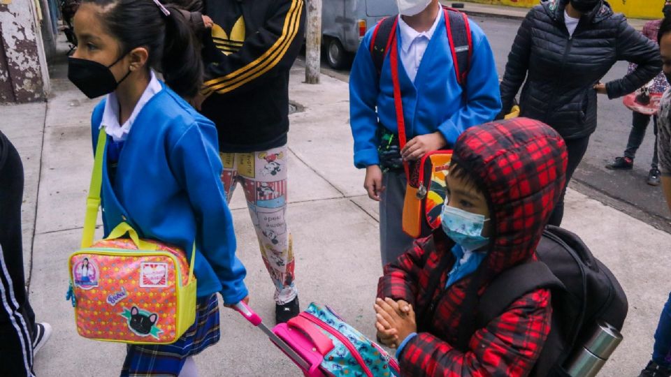 Niveles de estrés y tristeza en menores disminuyeron con el regreso a clases después de la pandemia por covid.