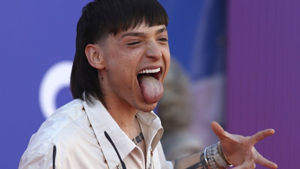 El cantante mexicano Peso Pluma posa en la alfombra roja de los Latin American Music Awards (Latin AMAs) hoy, en el MGM Grand Garden Arena en Las Vegas, Nevada.