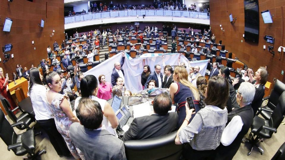 Senado instala sesiones en medio de gritos y caos.