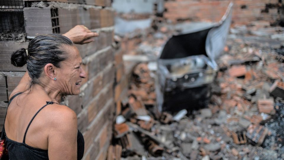 Rosana Ferreira, de 53 años, llora hoy al ver su casa completamente calcinada tras un incendio que afectó en la madrugada a la comunidad Kampala Chaparral, en la zona este de Sao Paulo (Brasil).