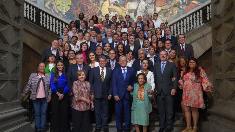 AMLO se reunió con senadoras y senadores de Morena.