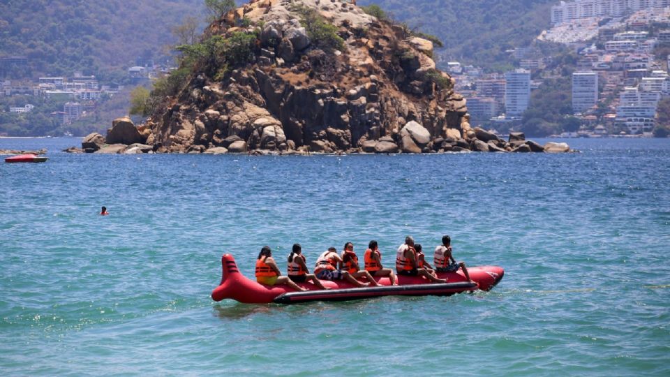 Fotografía del puerto de Acapulco durante el periodo vacacional.