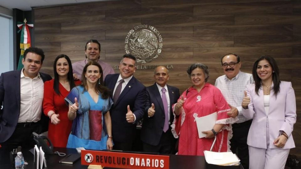 Manuel Añorve, junto a compañeros senadores del PRI.