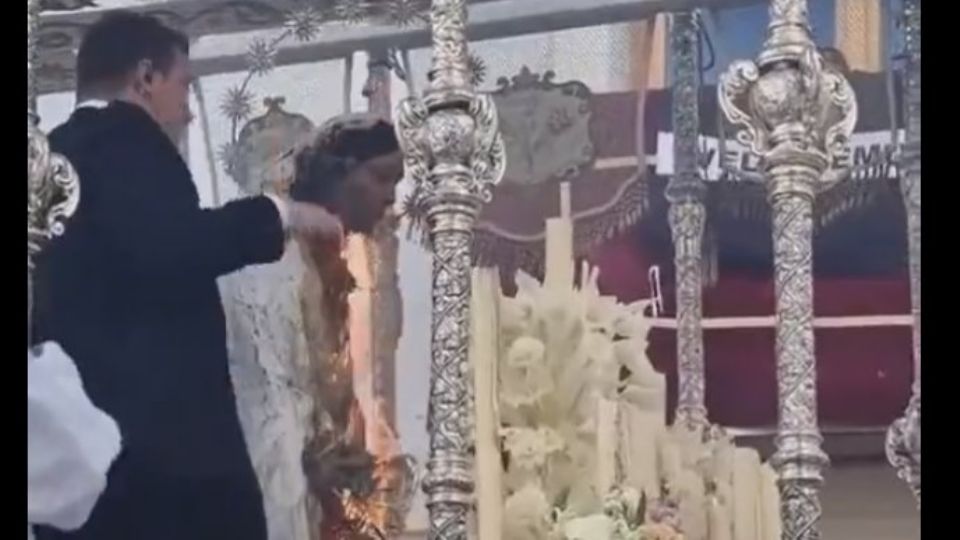 La imagen de la virgen del Rocío se incendia durante una procesión en Málaga, España.