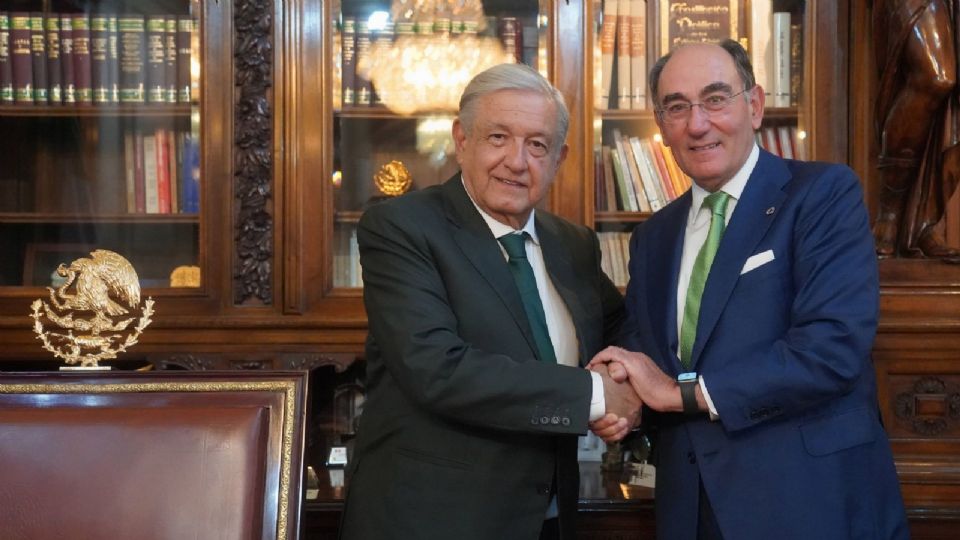 ndrés Manuel López Obrador e Ignacio Sánchez Galán tras la reunión para la adquisición de 13 plantas generadoras de energía.