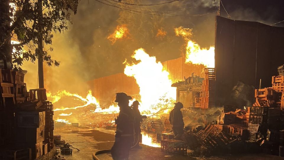 Se registró un fuerte incendio en la Central de Abasto de Iztapalapa.