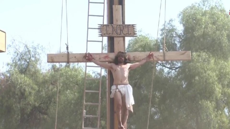 Un hombre sufre un accidente al ser crucificado.