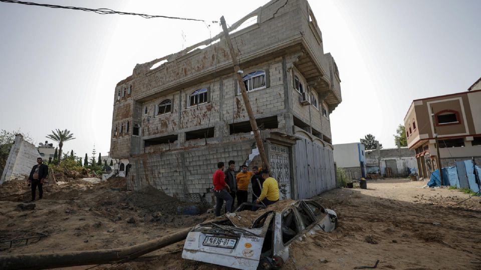Palestinos inspeccionan los daños después de los ataques aéreos israelíes en la ciudad de Gaza hace unos días.