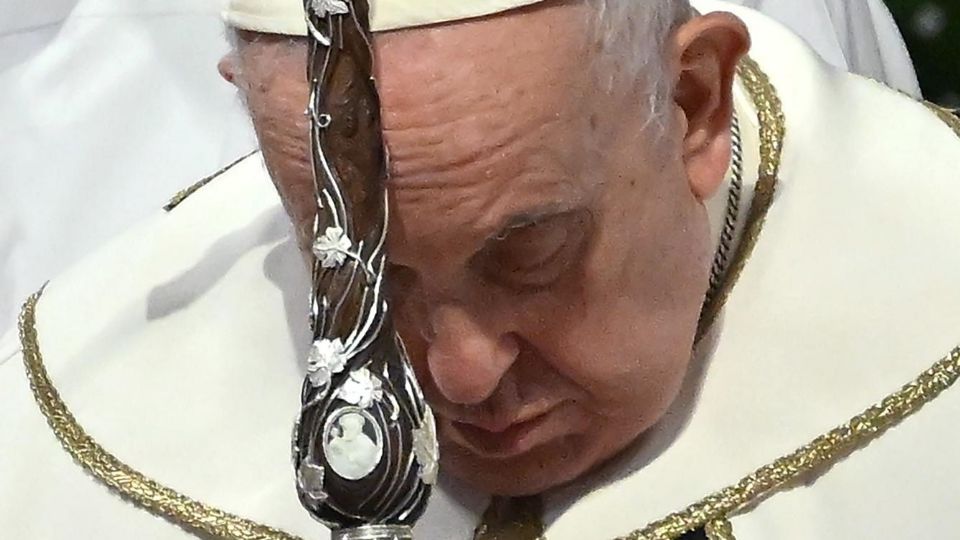 El papa presidió la misa en la catedral de San Pedro.