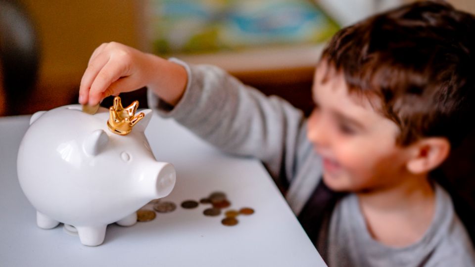 En este Día del Niño 2024, considera regalar a tus hijos una cuenta de ahorro o inversión.