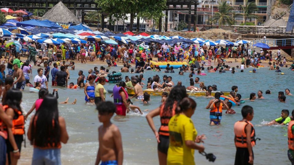 Miles de vacacionistas se dieron cita para disfrutar de estos días libres en las playas de Acapulco.