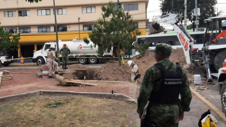 Elementos de la Guardia Nacional localizan siete tomas clandestinas de combustible en la CDMX.