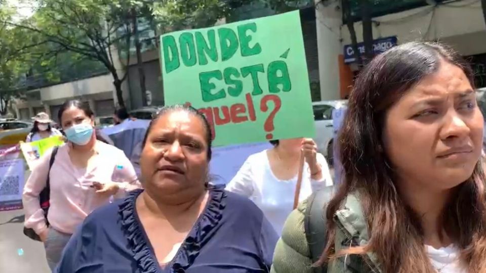 Los familiares mantienen un plantón afuera de la Fiscalía.