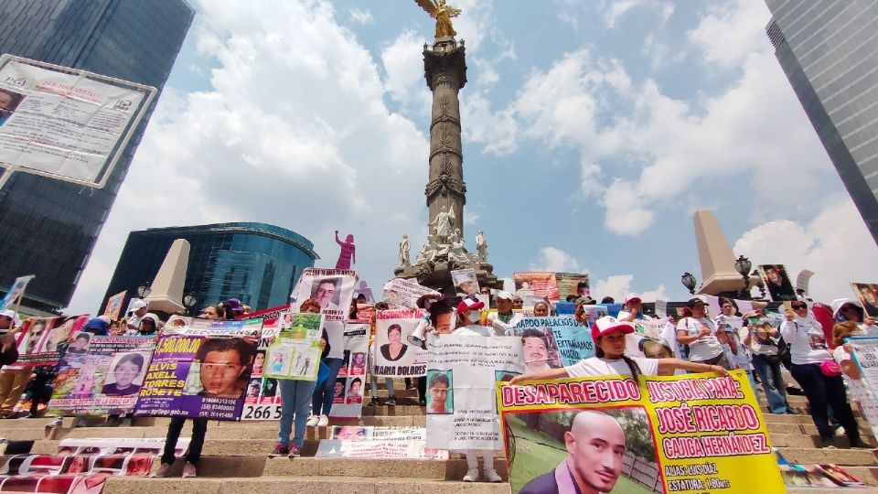 Madres buscadoras en el Ángel de la Independencia.