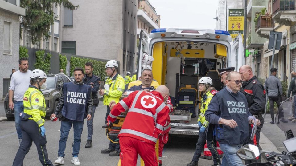 Rescatistas y bomberos en el lugar donde explotó una camioneta en Milán.