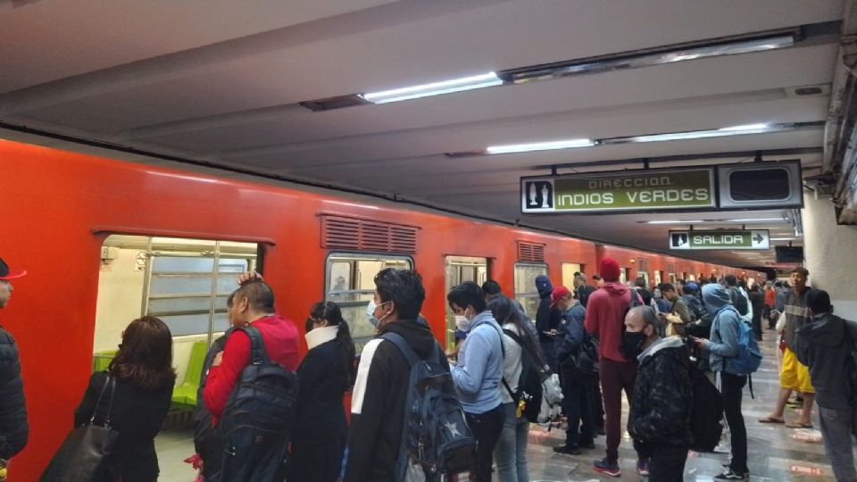 Usuarios reportaron retrasos de los trenes de hasta 30 minutos.