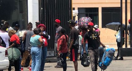 Larga espera de migrantes afuera de albergue temporal en Bosque de Tláhuac