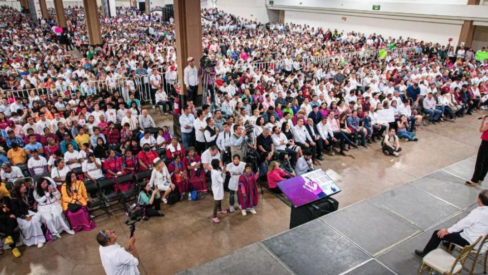 Durante su conferencia magistral más de 10 mil jóvenes, mujeres, hombres, niñas y niños mostraron su apoyo a Claudia Sheinbaum.
