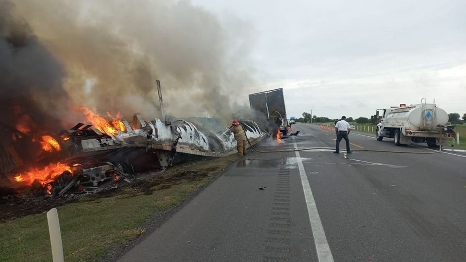 A la llegada de los servicios de emergencia tanto el tráiler como la camioneta estaban incendiadas y en el exterior había varios cuerpos sin vida entre los que se encontraba un bebé.