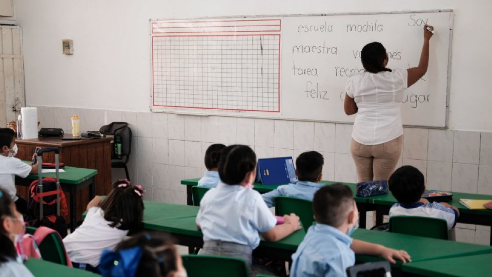 Aumentarán el sueldo a los maestros de México.
