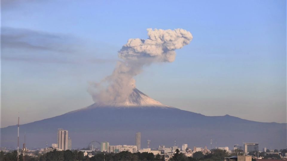 Autoridades en Puebla se preparan ante actividad del volcán Popocatépetl.