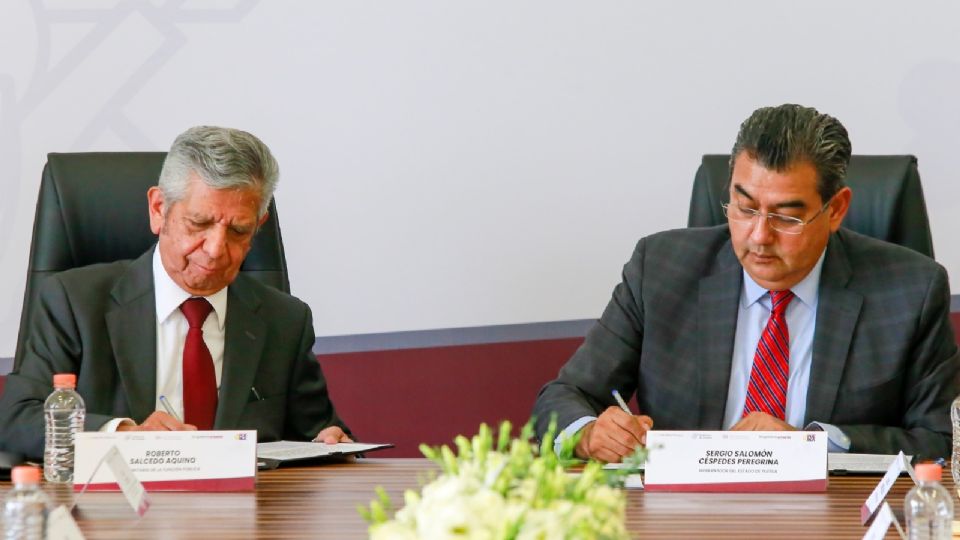 El gobernador de Puebla, Sergio Salomón Céspedes y el titular de la SFP, Roberto Salcedo, en la firma del convenio.