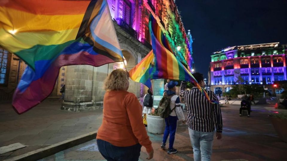 Cn un mosaico de colores diversos edificios de la Ciudad se iluminarán.