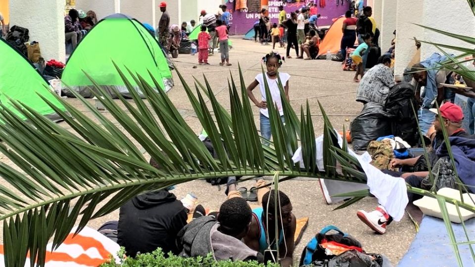 Un grupo de haitianos se encuentra en la Plaza Giordano Bruno.