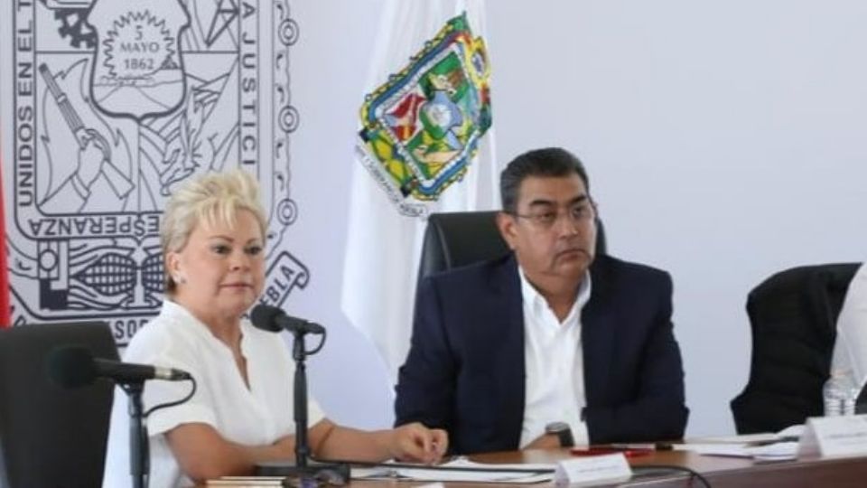 Isabel Merlo Talavera, secretaria de Educción de Puebla y el gobernador de la entidad, Sergio Salomón Céspedes.