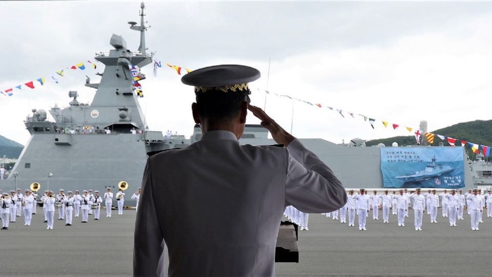 La Armada de Corea del Sur muestra una ceremonia para el lanzamiento de la fragata Cheonan de 2 mil 800 toneladas, que lleva el nombre de un buque de guerra.