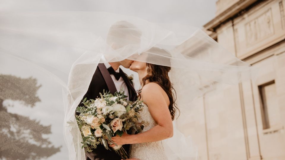 Los novios iban saliendo felices de la boda.