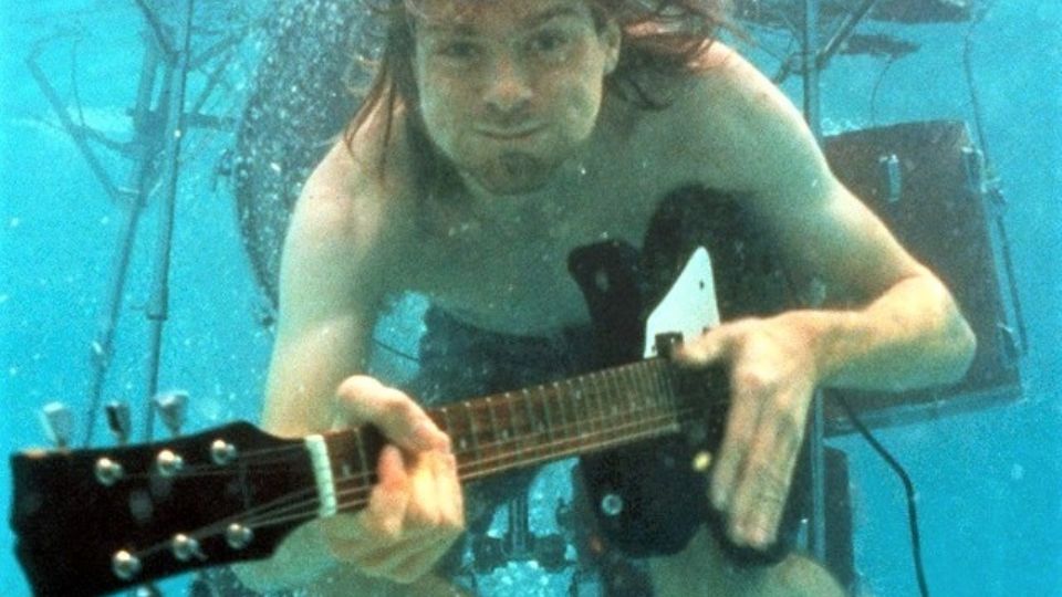 Guitarra destrozada de Kut Cobain fue vendida por más de medio millón de dólares fue vendida por más de medio millón de dólares.