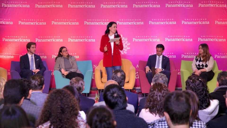 Alejandra del Moral, candidata de PRI-PAN-PRD y Nueva Alianza se reunió con estudiantes universitarios.