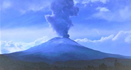 Capta impresionante exhalación del Popocatépetl desde un avión | VIDEO