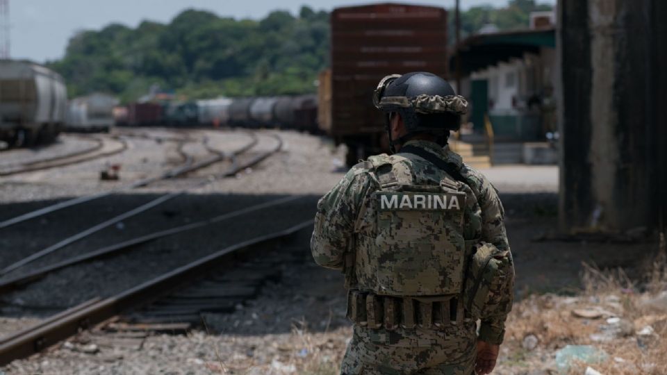 Elementos de la Secretaría de Marina custodian las vías de Ferrosur en Coatzacoalcos.