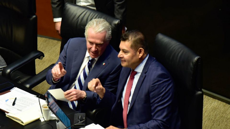 Los presidentes de mesa directiva Santiago Creel (Diputados), y Alejandro Armenta (Senado).