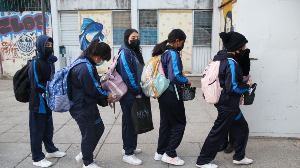 Estudiantes asisten a la escuela.