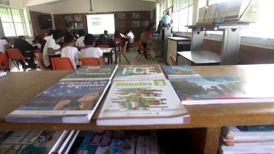 Salón de clases con los nuevo libros de texto gratuitos de nivel básico.