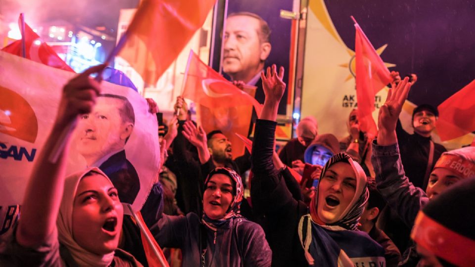 Partidarios se reúnen para escuchar al presidente turco, Recep Tayyip Erdogan, dar un discurso después de ganar la reelección en la segunda vuelta de Turquía, en el Palacio Presidencial de Ankara.