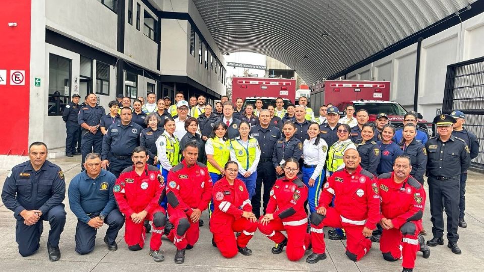 Bomberos y Erum.