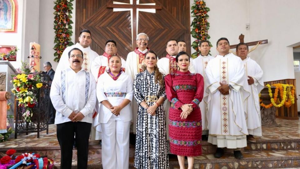 La gobernadora agradeció la invitación a este encuentro del párroco.