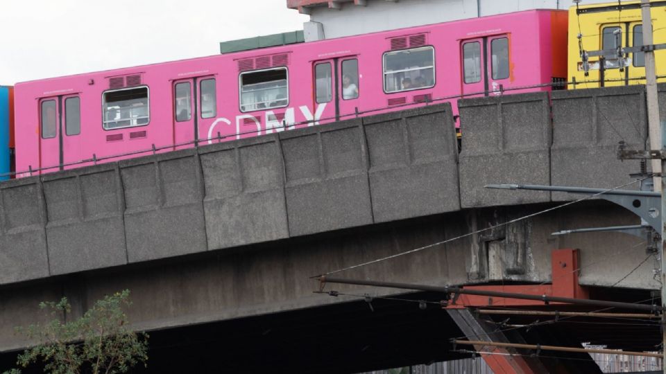 Continúan los trabajos de apuntalamiento de la vía elevado del metro Pantitlán, en la Línea 9.