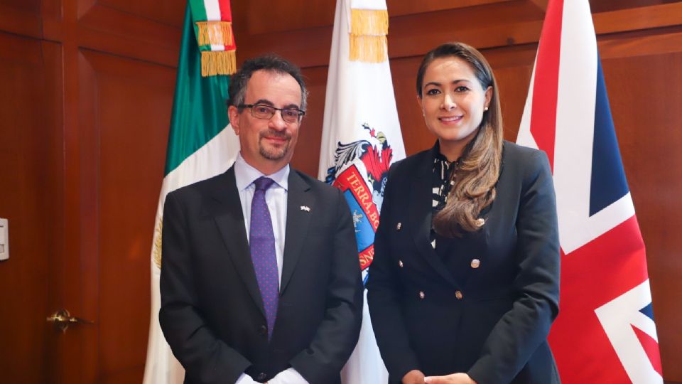 La gobernadora de Aguascalientes, Tere Jiménez con el embajador de Reino Unido en México, Jon Benjamin.